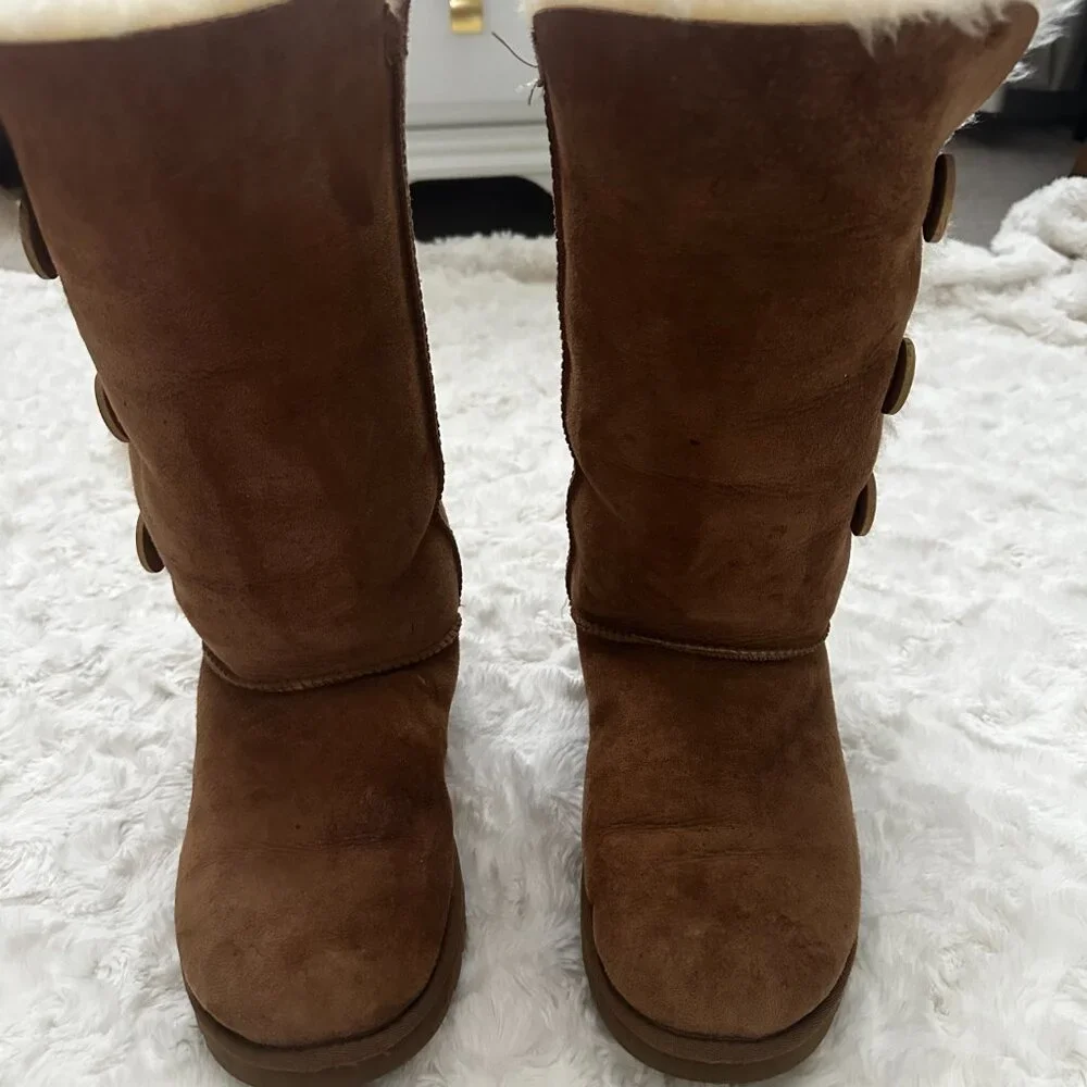 UGG BAILEY BUTTON BOOT - Picture 2 of 6